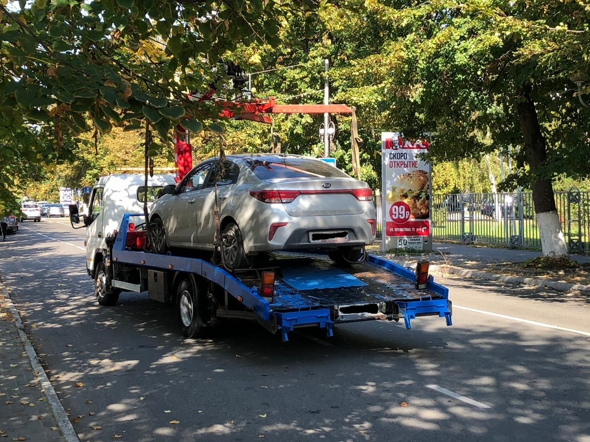 Куда в Анапе увозят машины, припаркованные под запрещающими знаками?