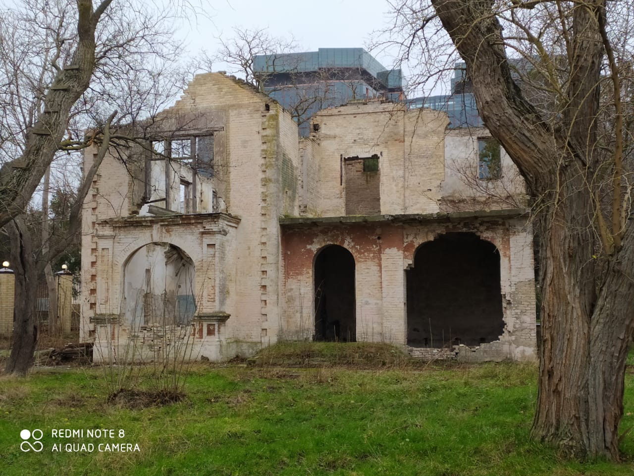 В Анапе памятник архитектуры начала ХХ века разрушается у всех на глазах