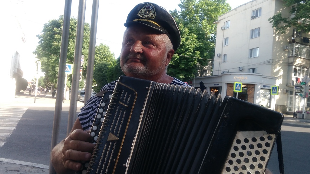 Юрий Минаков баянист на Крымской (1).jpg