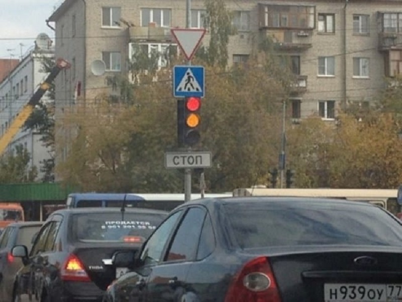 Штраф повторный проезд на запрещающий сигнал. Проезд на красный сигнал светофора штраф. Штраф за проезд на желтый сигнал светофора. Штраф за проезд на желтый свет. Штраф за красный светофор.