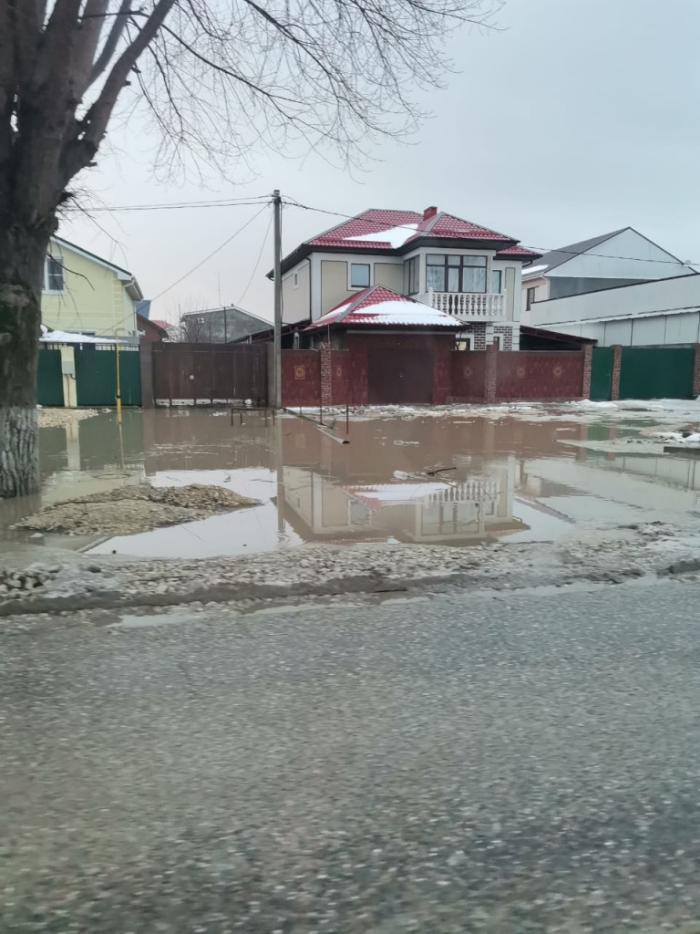 Караул! Под Анапой топит дома, плывут септики: улицы Цибанобалки ушли под  воду