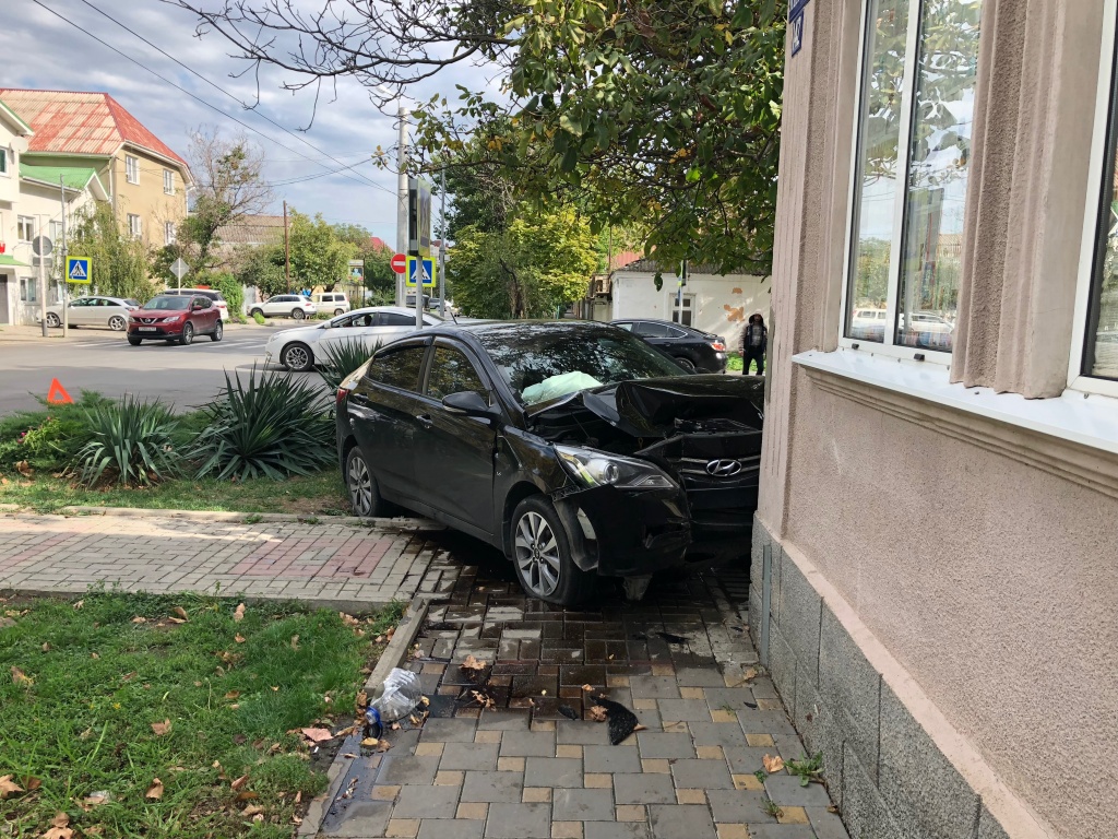 В Анапе иномарка влетела в жилой дом, чудом не пострадали пешеходы