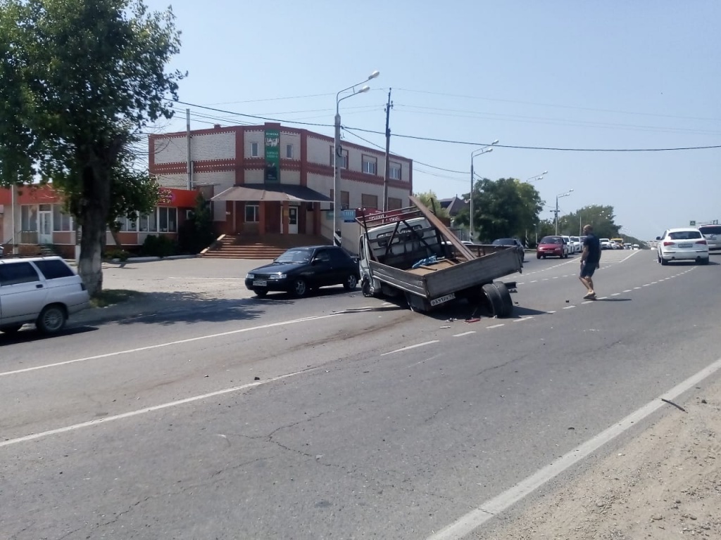 5 августа в станице Анапской напротив салона мебели 