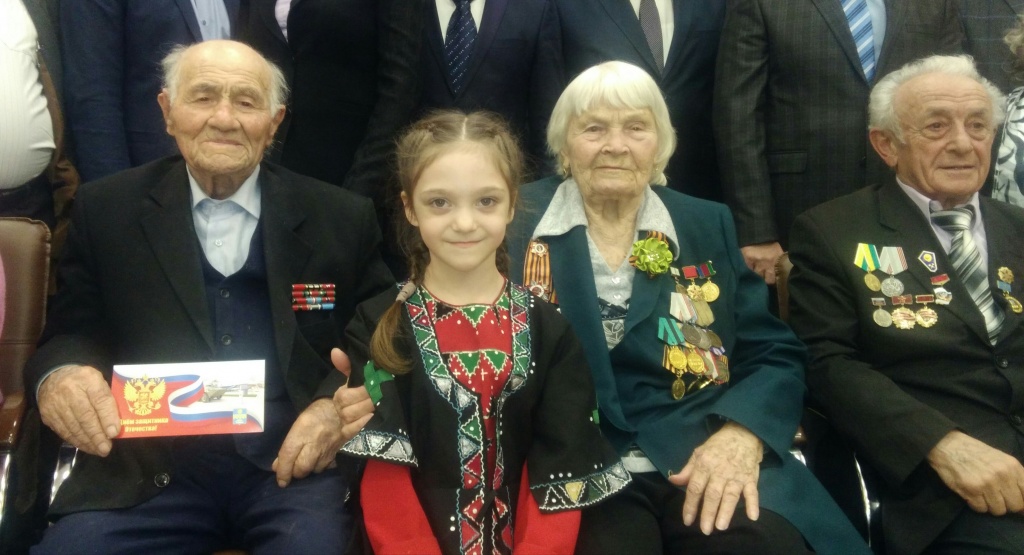Саарян слева (1).jpg Саарян слева (1).jpg